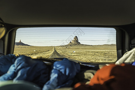 美国亚利桑那州车窗外的岩石景观图片
