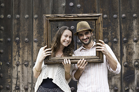 握着木架的成年夫妇图片