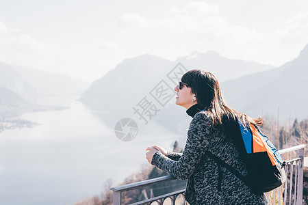 意大利圣普里莫山俯瞰湖光山色的女人图片