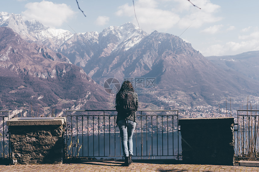 意大利圣普里莫山一名妇女俯瞰湖面和群山的背影图片