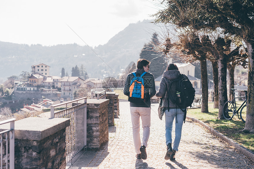 意大利蒙特圣普里莫山上走着的情侣图片