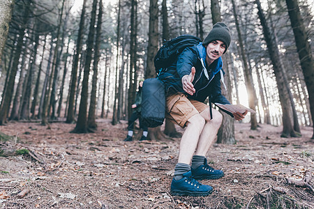 意大利圣普里莫山一名男子在陡峭的森林中伸出图片