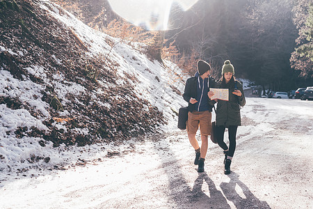 在意大利蒙特圣普里莫山的公路上徒步旅行的一对夫妇图片