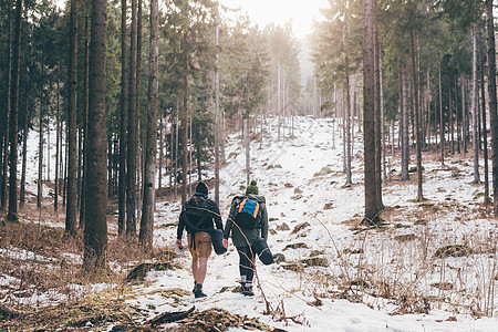 意大利圣普里莫山雪林徒步旅行的夫妇图片