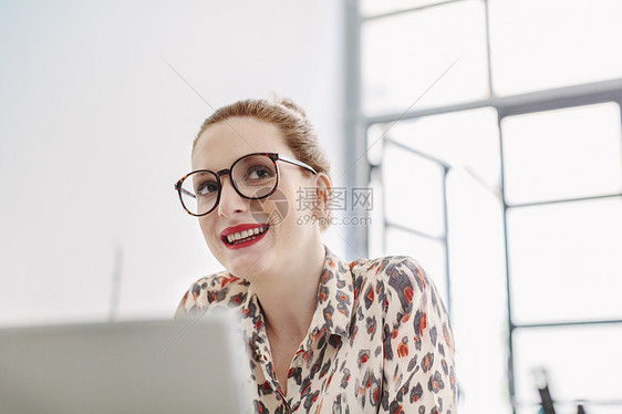 戴眼镜的在职妇女微笑图片