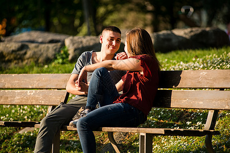 坐在公园长椅上的情侣图片