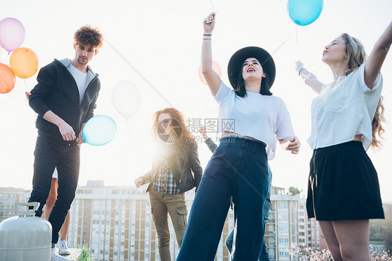 青年聚会手举气球图片