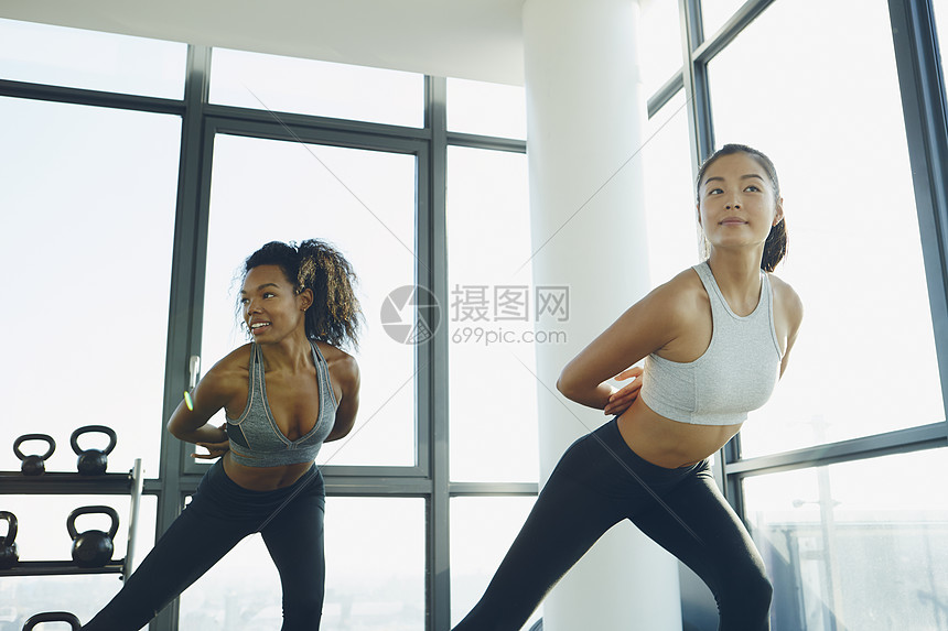 两名年轻女性在锻炼做有氧运动图片