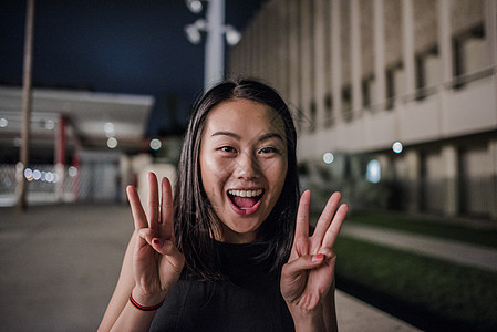 夜晚洛杉矶郡艺术博物馆的年轻女子图片