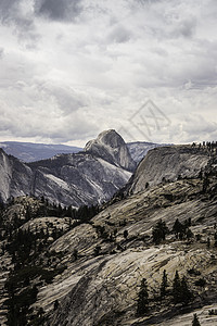 美国加利福尼亚州约塞米特公园山岩层高视图片