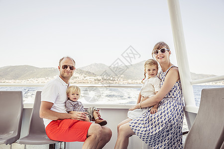 家人坐在船上笑着看镜头图片