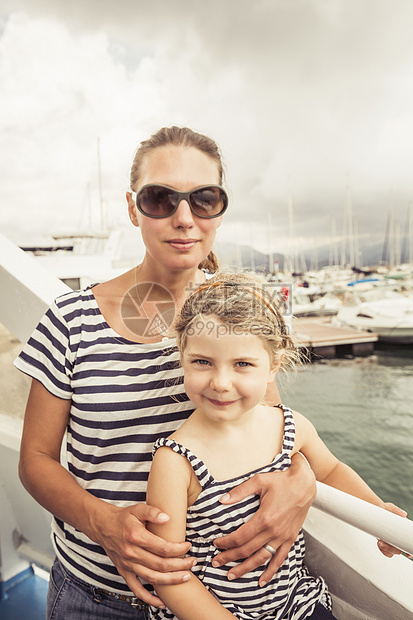 母亲和女儿在船上微笑着图片