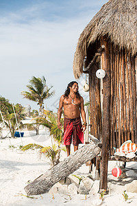 墨西哥图勒姆海滩小屋旁的成熟男子肖像背景图片