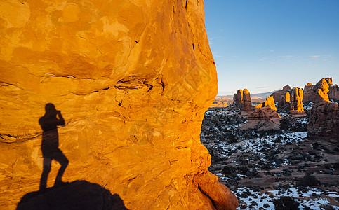 美国犹他州石头上的人影图片