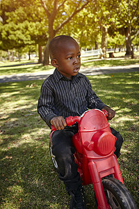 男孩在公园骑摩托车图片