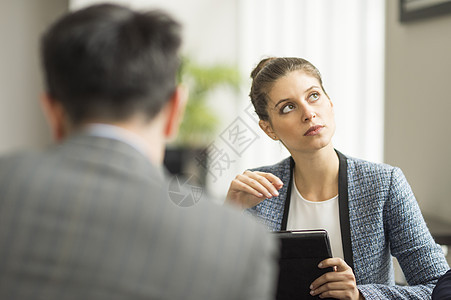 办公室会议中的向上看的女商人图片