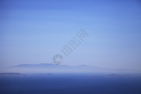 希腊蒂诺斯岛的安德罗海景和遥远的迷雾图片