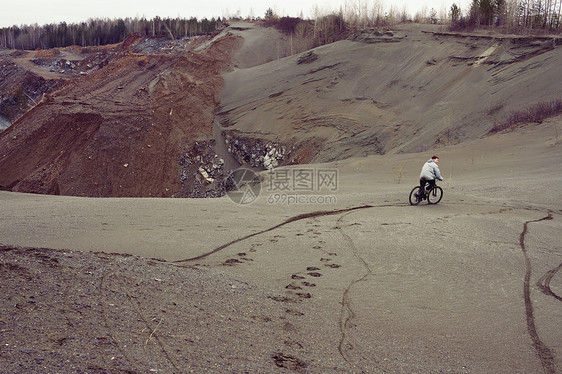从采石山上骑自行车下来的男人图片