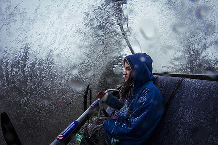 山区暴雪期间年轻女人登上缆车图片