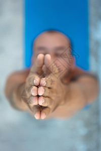 男人站在瑜伽垫上双手并肩合在一起图片