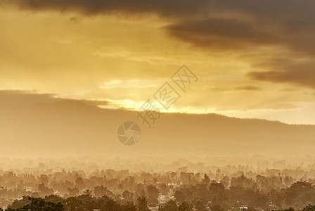 日出时的迷雾城市风景莫希乞力马扎罗坦桑尼亚非洲图片