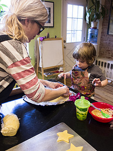 女人和小儿子在厨房烘烤食物图片