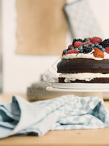 配有奶油和新鲜夏季水果的巧克力蛋糕图片