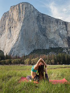 在山谷里做瑜伽的女性图片