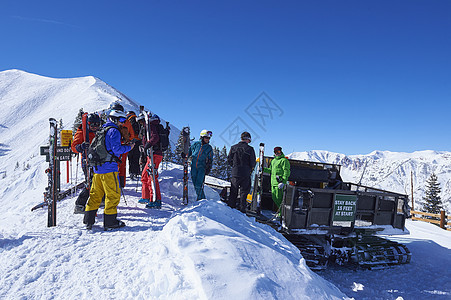 美国科罗拉多州阿斯彭雪覆盖山上准备滑雪者小组图片