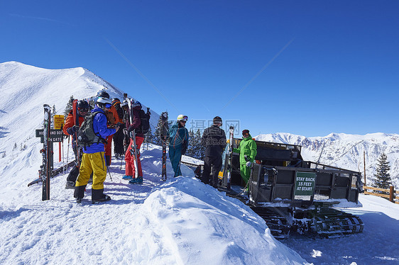 美国科罗拉多州阿斯彭雪覆盖山上准备滑雪者小组图片