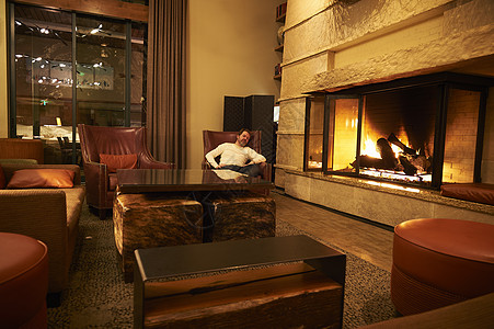 美国科罗拉多州阿斯彭酒店休息室的木柴火图片