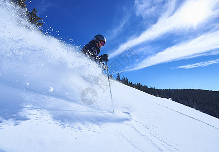 美国科罗拉多州阿斯彭山坡上下深雪滑的男子图片