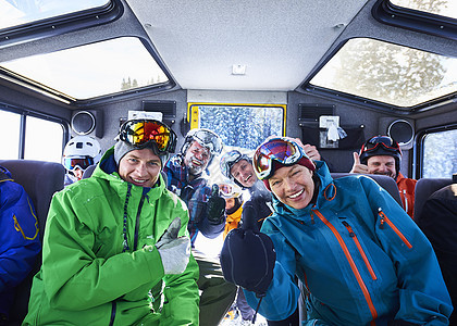 美国科罗拉多州阿斯彭雪上教练队男女滑雪运动员团体肖像图片