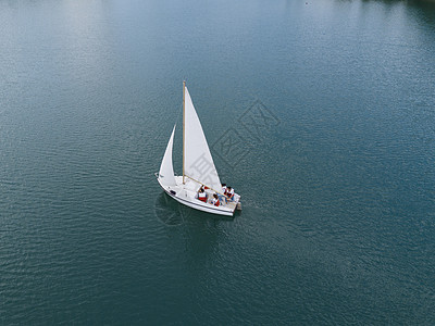 湖上一群乘帆船的人图片