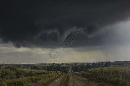 在农村公路上的旋转漏斗云麦克莱恩得萨斯州美国北图片