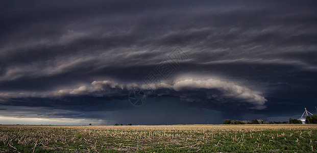 美国堪萨斯州古德兰乡村地区的旋转雷暴图片
