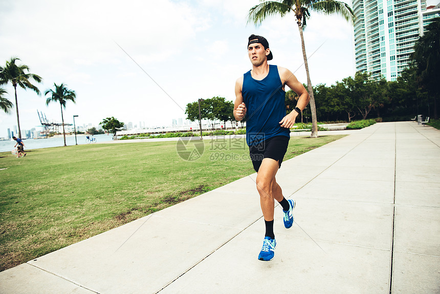 公园跑步的男士图片