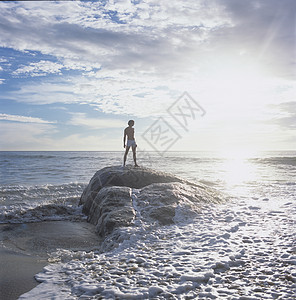 站在海边岩石上的人向远看湾斯里兰卡亚洲图片