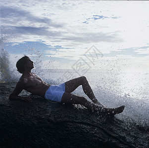 躺在海边岩石上的人向远看湾斯里兰卡亚洲图片