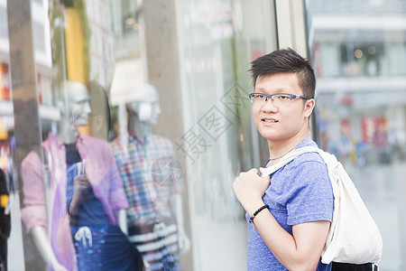 男子购物窗口图片
