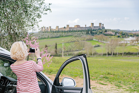 意大利托斯卡纳锡耶市地貌景观女游客拍照堡站的近视图片