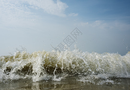 拍打在岸上的海浪图片