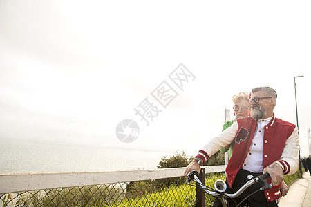 英国伯恩茅斯乘坐双人自行车观光的情侣图片