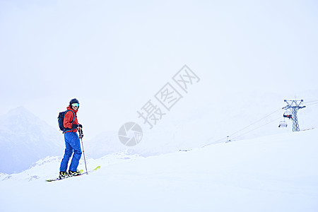 雪地上穿戴滑雪装备的人图片