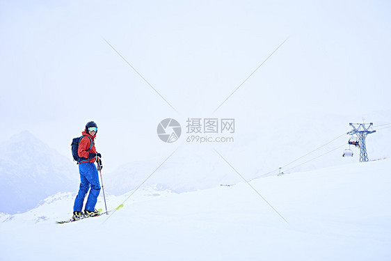 雪地上穿戴滑雪装备的人图片