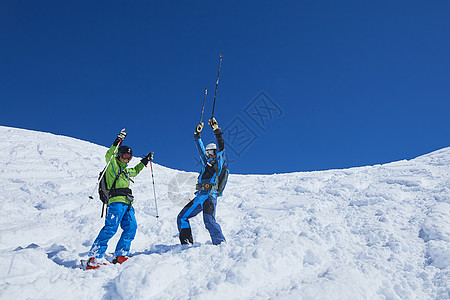 登山山顶庆祝的滑雪者图片