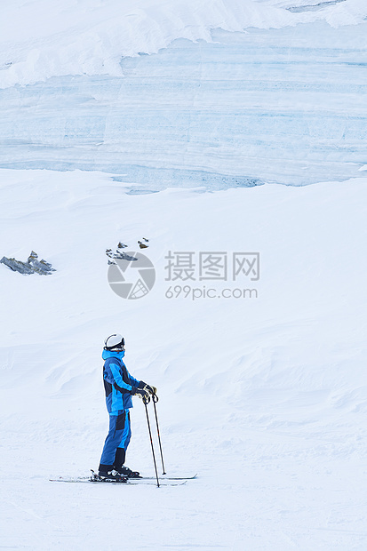 雪地中滑雪的人图片