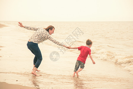 在海滩玩耍的母子图片