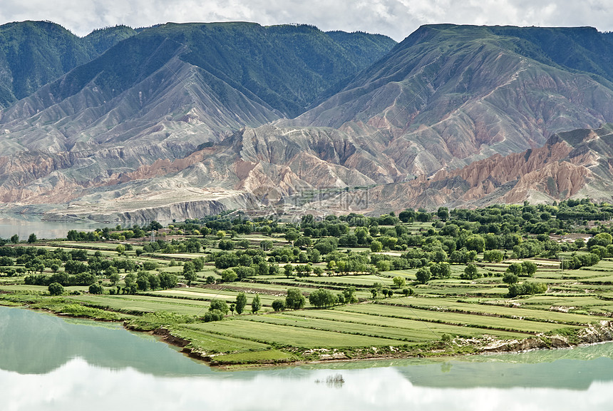 高山和农田景观图片