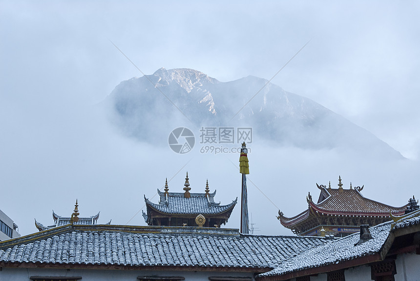 四川江京城寺和雾山的屋顶图片